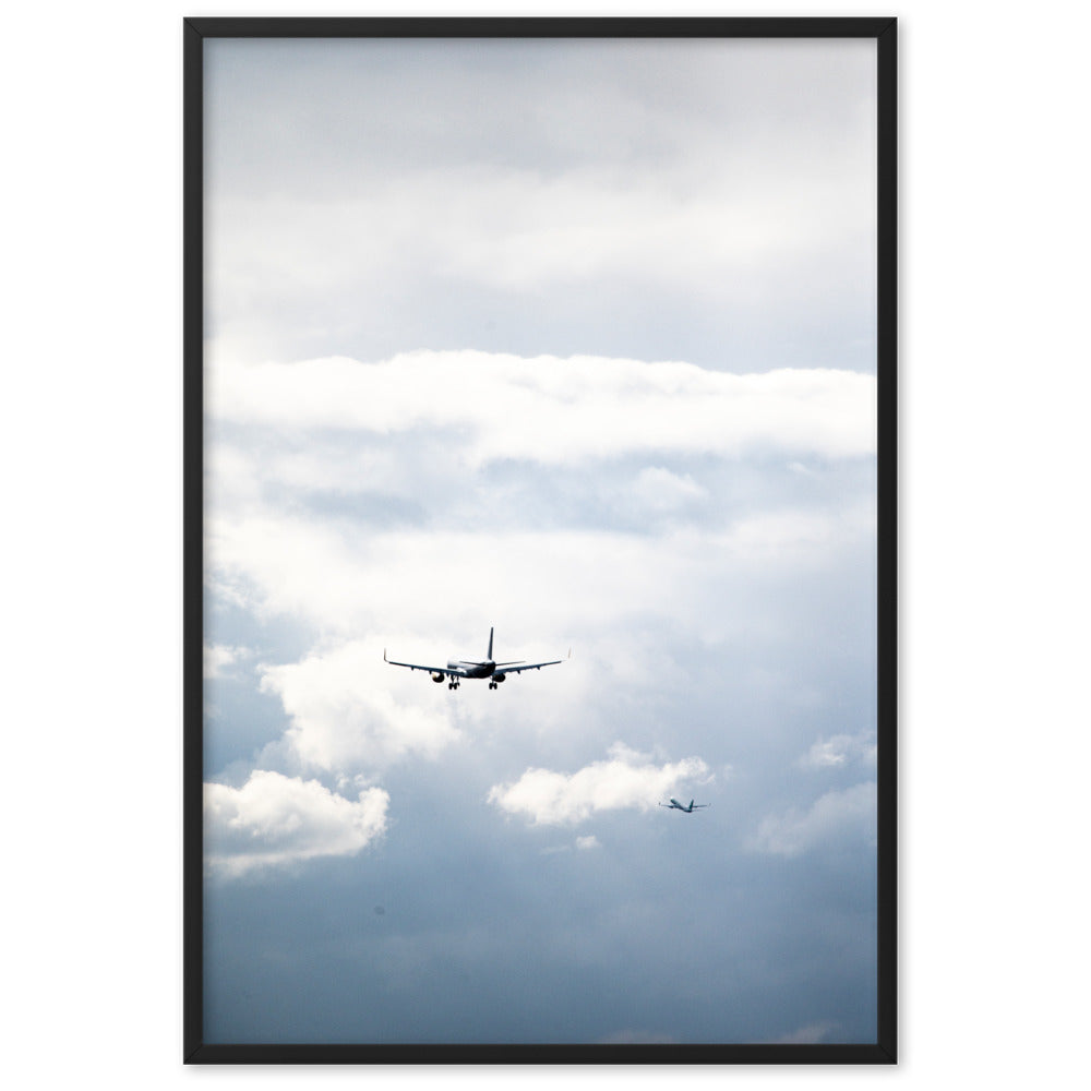 Poster de photographie des nuages avec un avion en vol au centre.