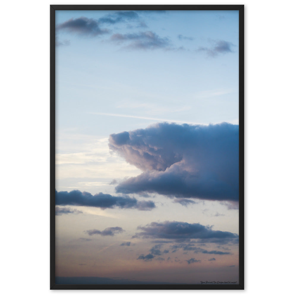 Poster encadré 'Un Dragon dans les nuages' présentant une formation nuageuse ressemblant à un dragon dans le ciel parisien.