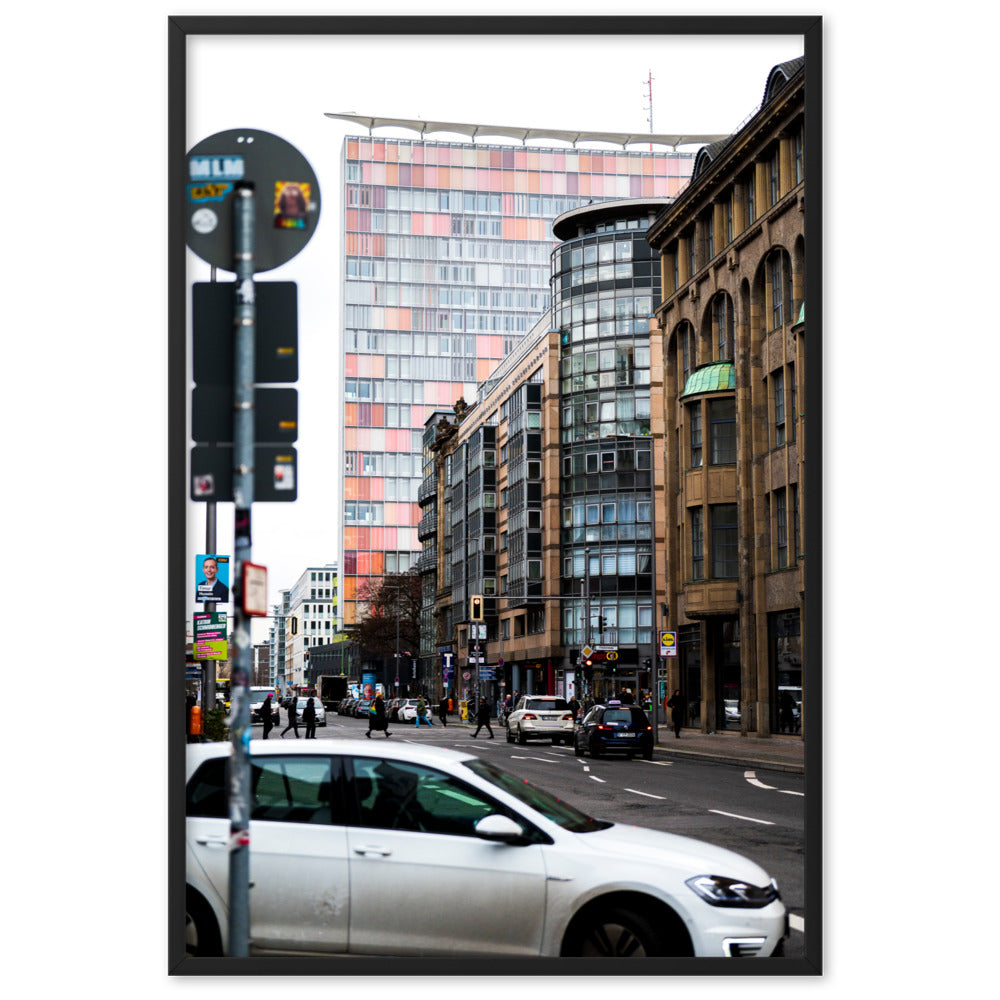 Poster 'Rudi-Dutschke-Straße' présentant une photographie de la vie urbaine animée à Berlin, avec un passage piéton, une voiture en mouvement et de la circulation.