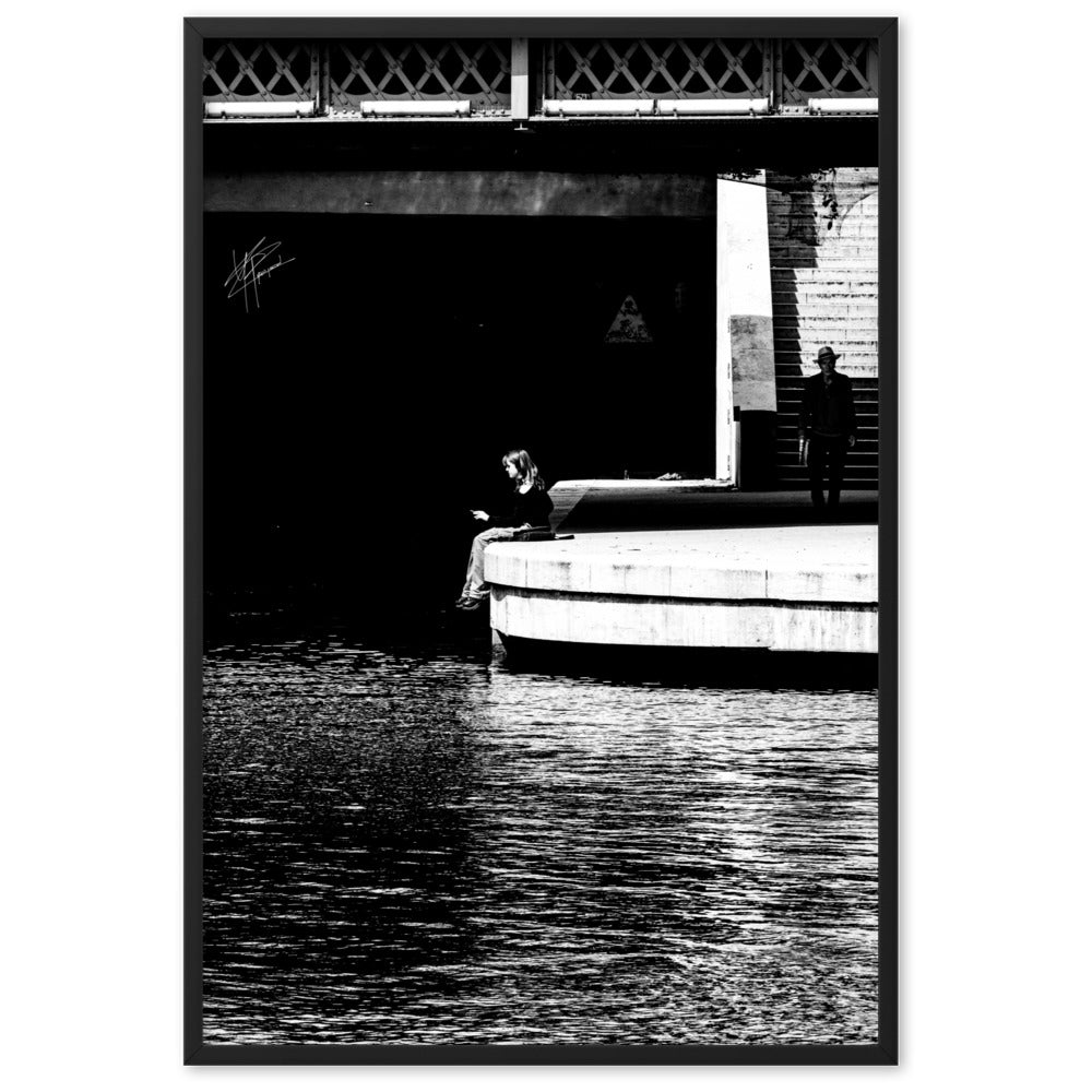 Scène en noir et blanc d'une femme élégante sur un quai près de Bastille, Paris, avec un homme charismatique en bas des marches.