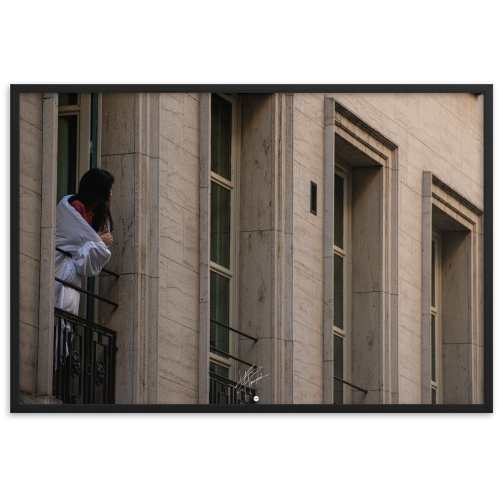 Photographie d'une femme s'étirant à sa fenêtre près des Champs Elysées, enveloppée d'une couverture, évoquant la sérénité des matins parisiens.