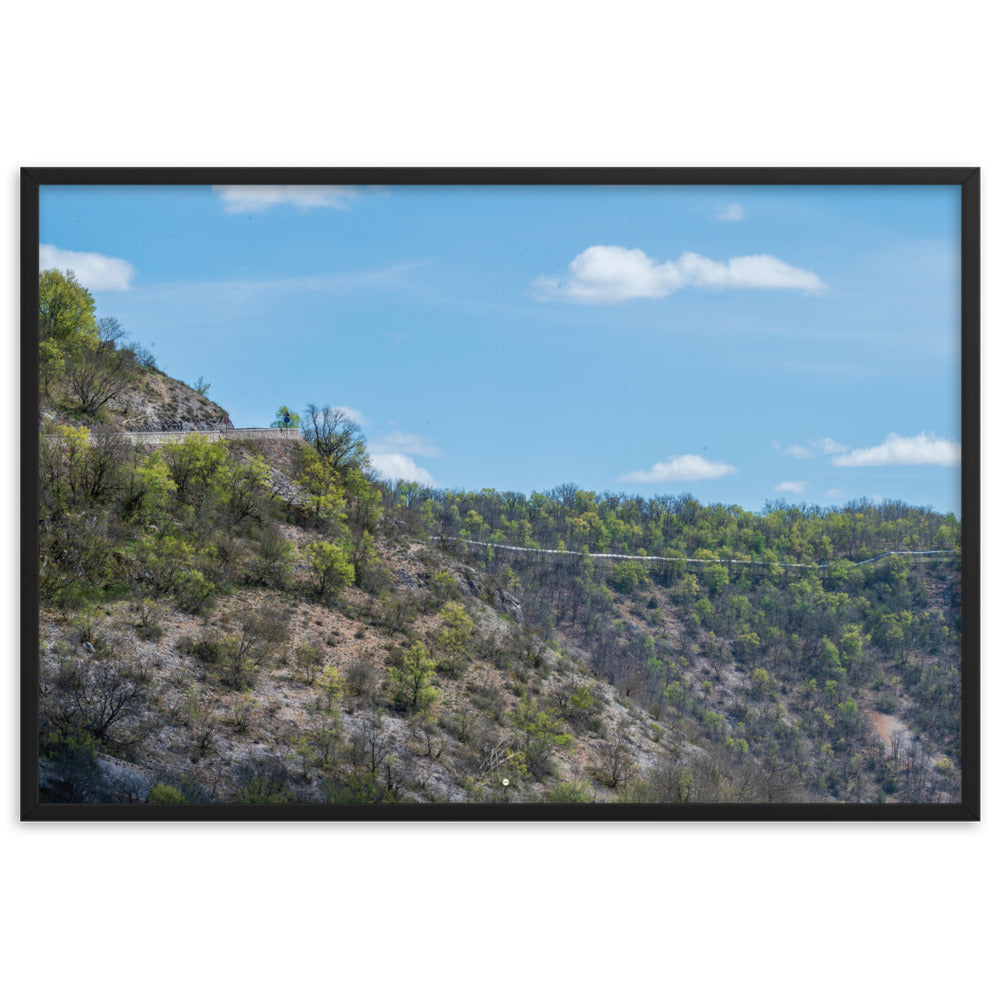 Photographie de 'Sécheresse', montrant un paysage d'Occitanie avec arbres verts et terre sèche, encadré pour une présentation élégante.
