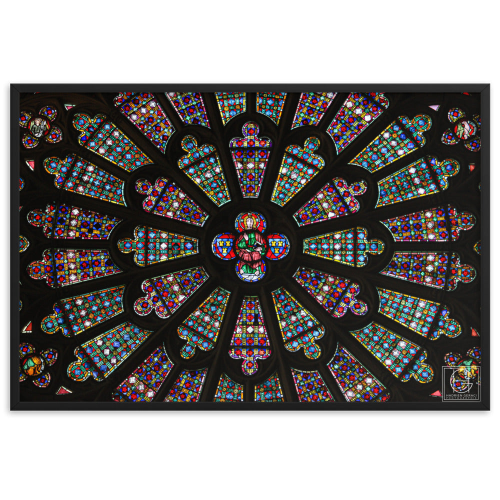 Image poignante des vitraux colorés d'une église, capturée par Hadrien Geraci, où la danse des lumières révèle une figure mystique, évoquant une scène quasi céleste.