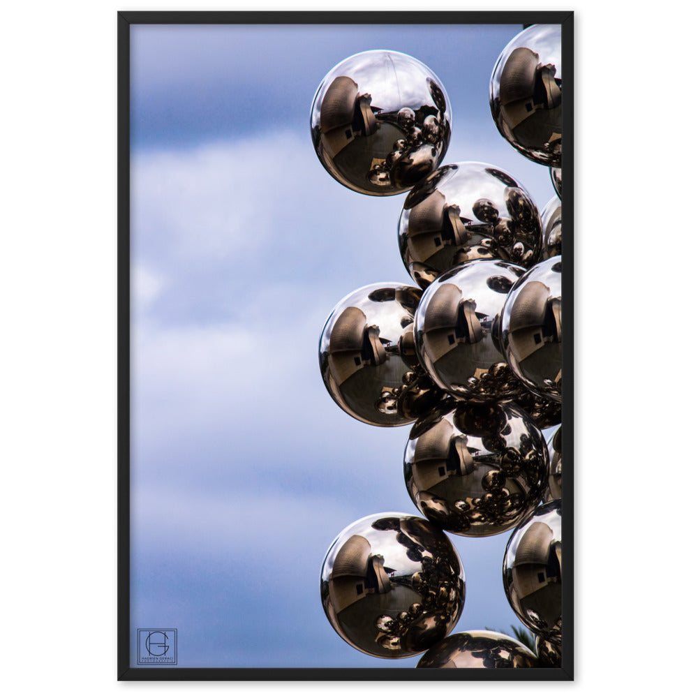 Photographie capturant l'œuvre fascinante 'Le Grand Arbre et l’œil' de Anish Kapoor devant le Musée Guggenheim Bilbao, où les sphères réfléchissantes en acier inoxydable créent un jeu de reflets captivants, photographié par Hadrien Geraci.