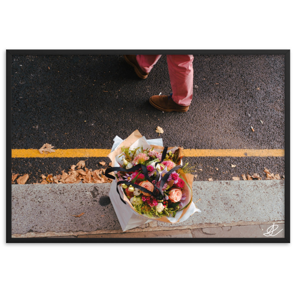 Photographie 'Abandon' par Ilan Shoham, capturant un sac à fleurs sur le trottoir animé de Londres, symbolisant la beauté éphémère des moments simples au milieu de l'agitation urbaine.