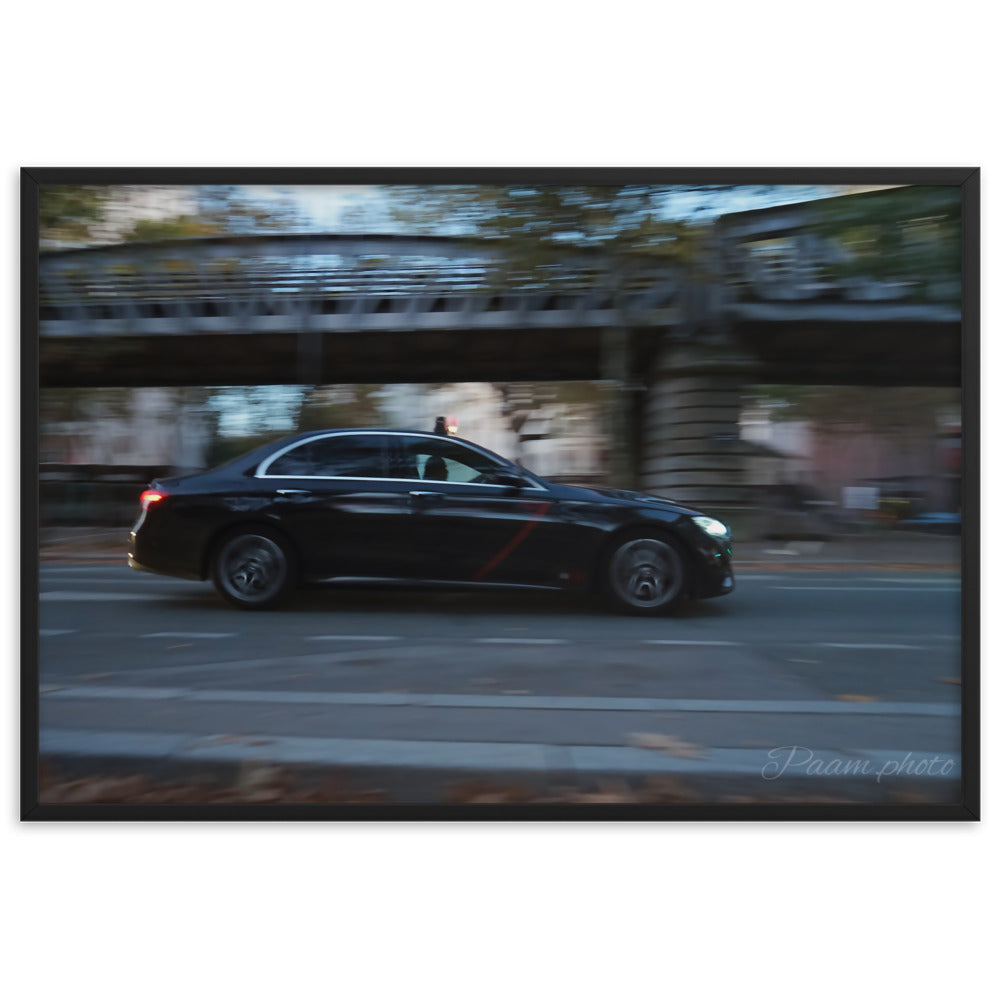 Photographie 'Taxi Parisien' par Pamm.Photo, représentant un taxi Mercedes en mouvement rapide sous les voies aériennes du métro parisien, illustrant la vitesse et l'effervescence de la ville lumière.