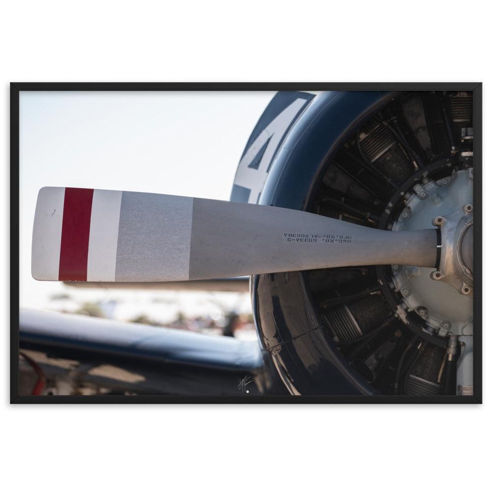 Photographie détaillée de l'hélice du T-28, F-AYBA, par Yann Peccard, encadrée avec élégance, reflétant la robustesse et l'histoire aéronautique.