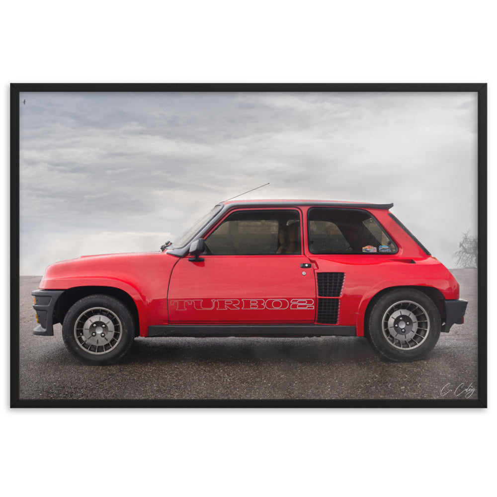 Photographie encadrée 'GT Turbo' par Charles Coley, mettant en vedette une magnifique Renault 5 GT TURBO rouge dans une impression de qualité musée.