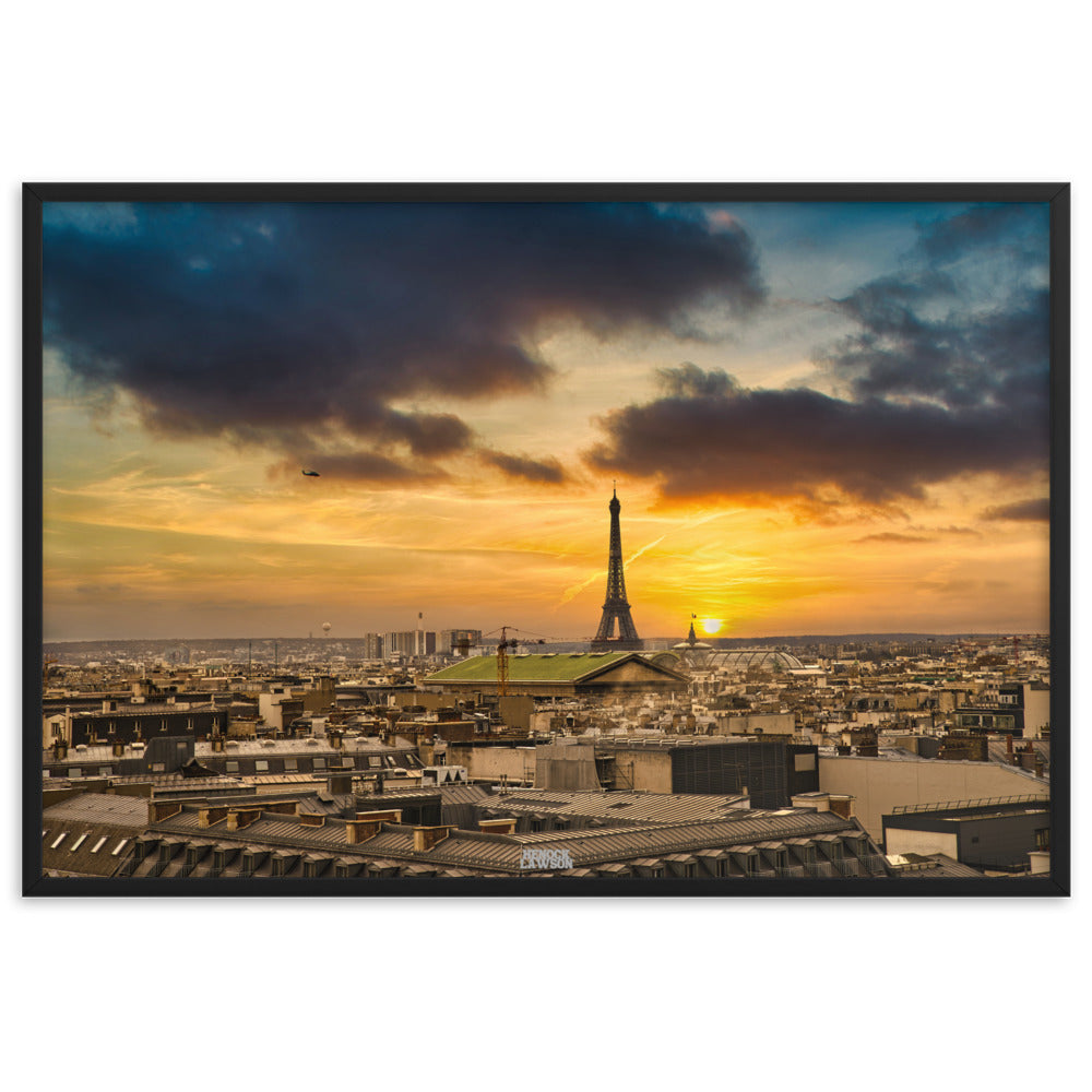 Photographie capturant un coucher de soleil enchanteresse à Paris avec la silhouette de la Tour Eiffel, prise par Henock Lawson, illustrant la magie de la ville au crépuscule.