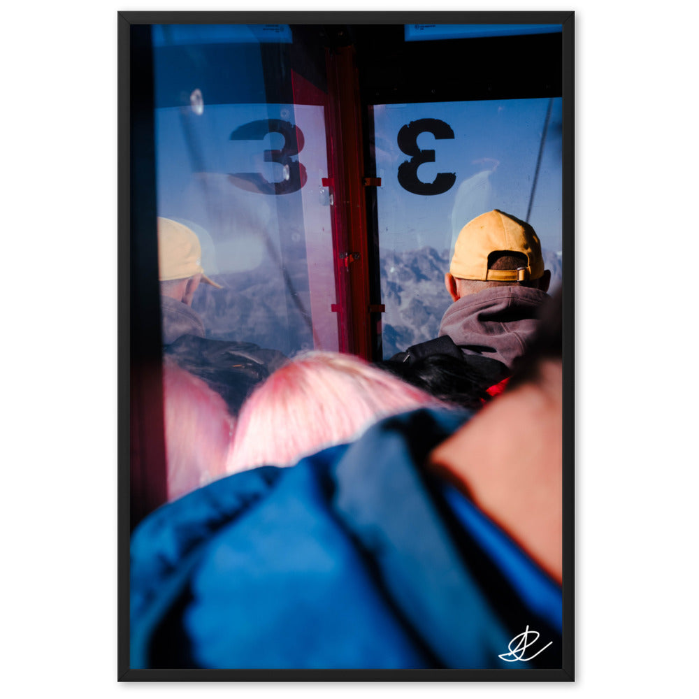 Photographie depuis l'intérieur d'une cabine de téléphérique par Ilan Shoham, montrant des passagers contemplant les montagnes, capturant l'esprit du voyage et de l'aventure.