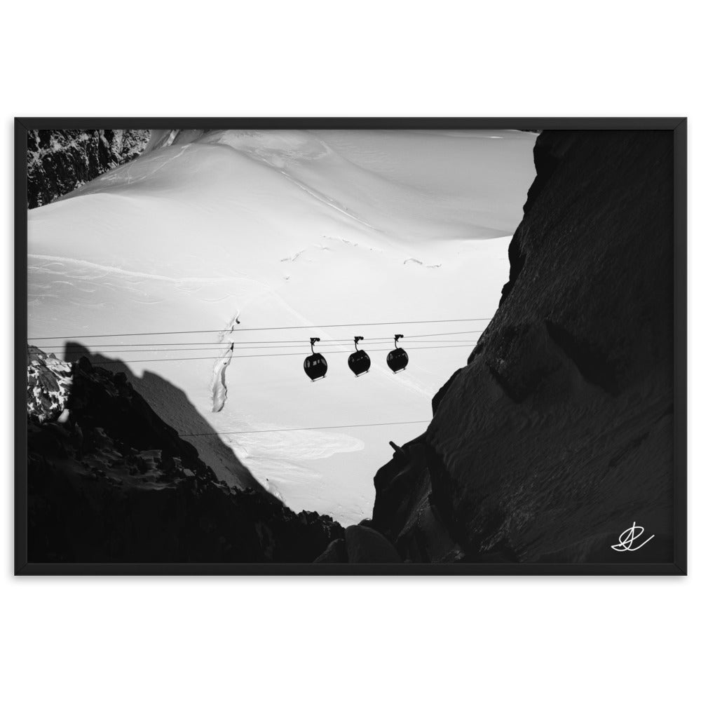 Photographie en noir et blanc de trois funiculaires traversant la montagne, capturée par Ilan Shoham, évoquant l'ambiance vintage et le charme des voyages alpins.