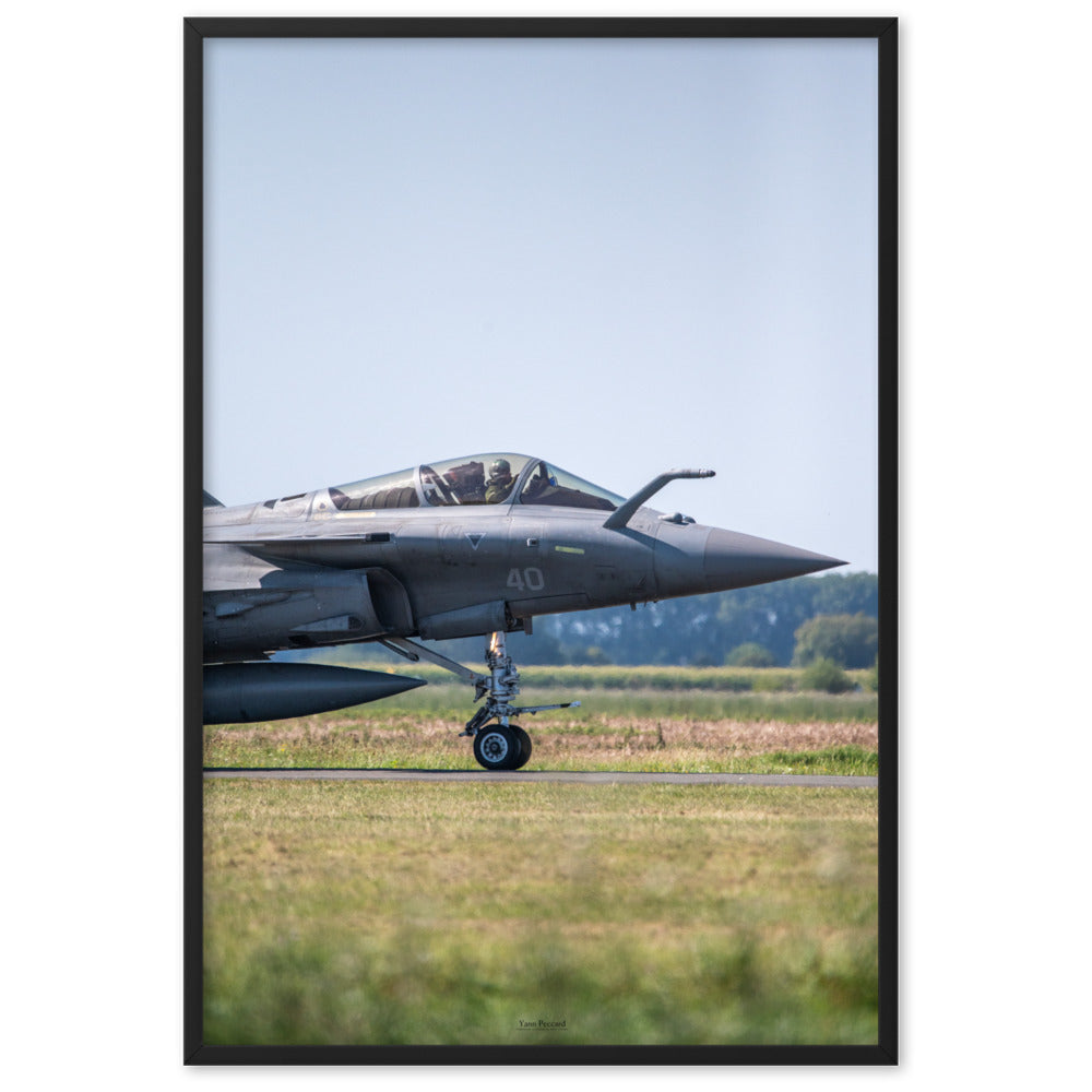 Photographie d'un avion de chasse Rafale sur la piste avec son pilote, capturée par Yann Peccard, mettant en avant la puissance et l'élégance de l'aviation militaire.