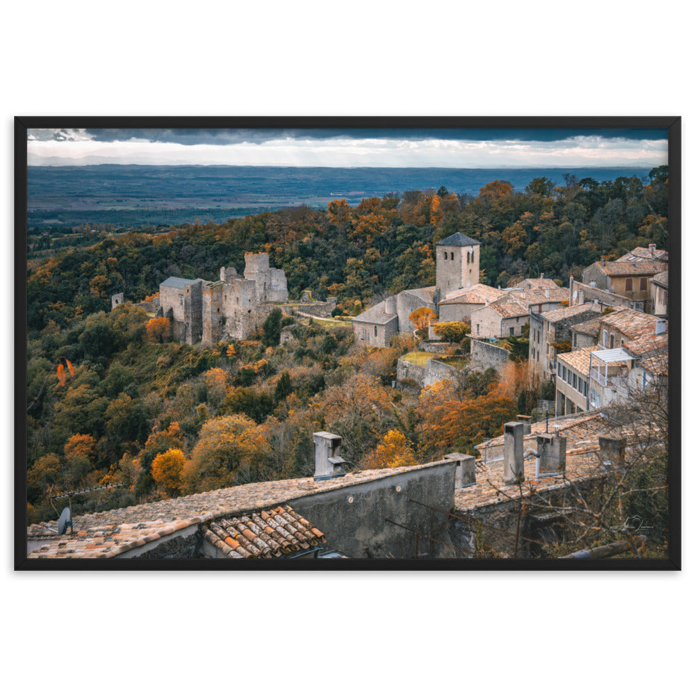 Photographie d'un village médiéval automnal, capturée par Adrien Louraco, offrant une vue pittoresque qui allie histoire et nature dans un cadre élégant.