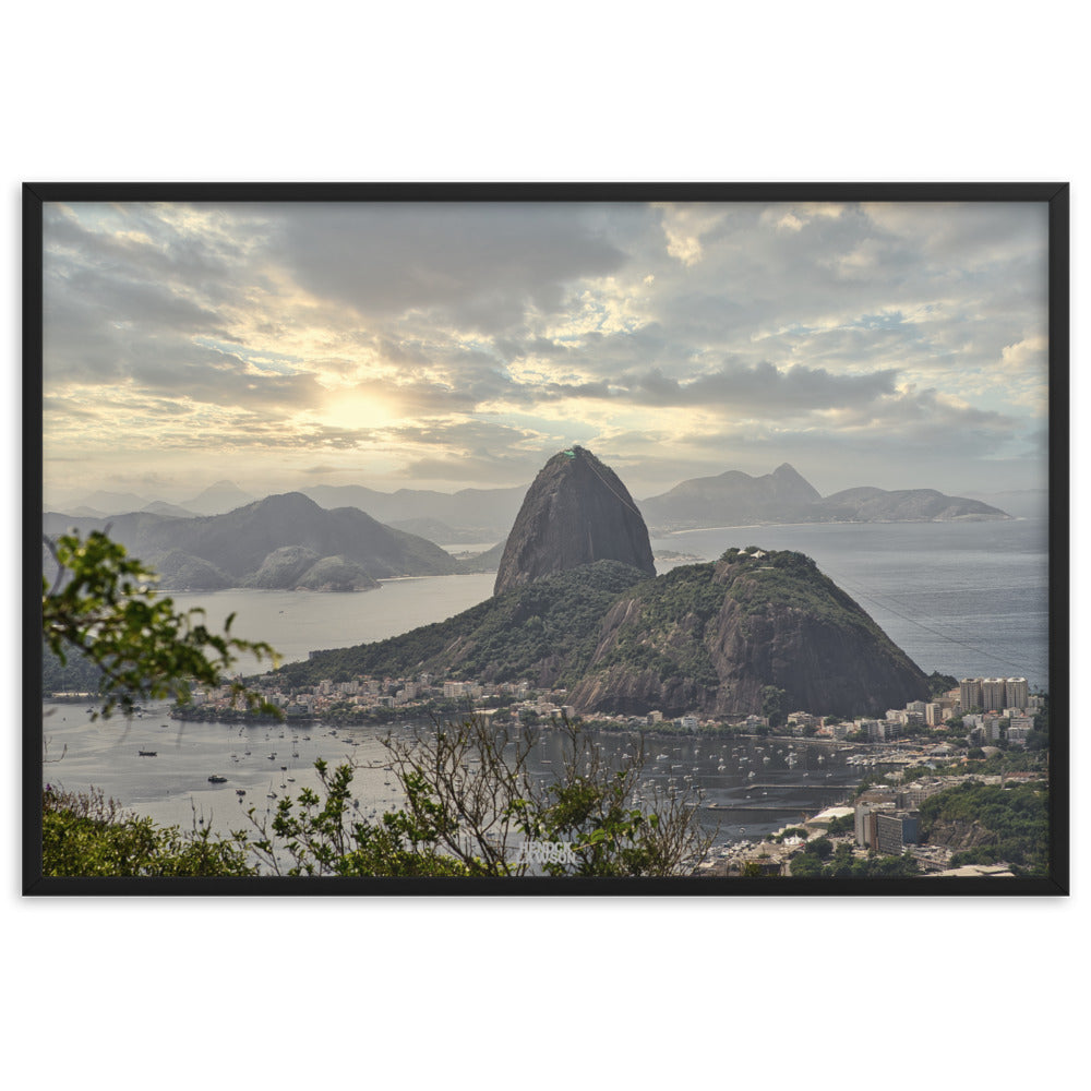 Poster encadré "Panorama de Rio" par Henock Lawson, montrant un paysage iconique de Rio avec le Pain de Sucre, idéal pour ceux qui sont captivés par la beauté des paysages urbains et naturels.