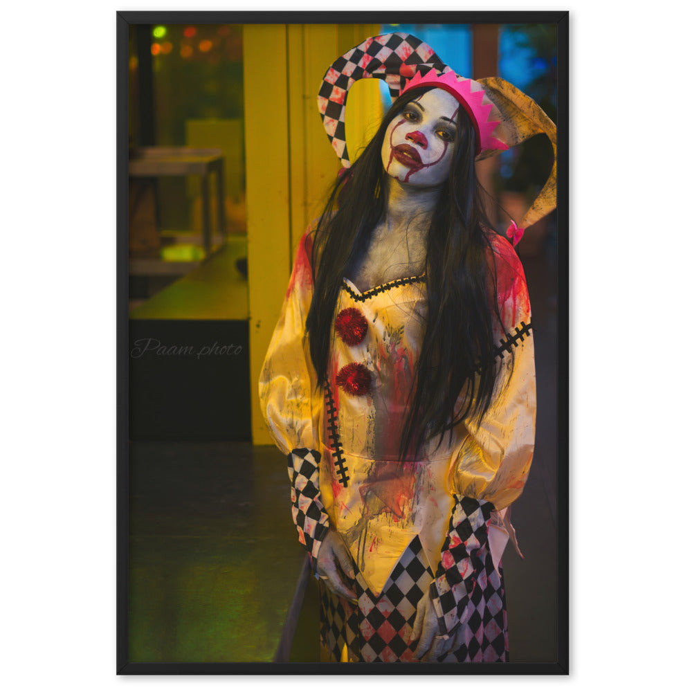 Photographie d'une figure clownesque célébrant Halloween, par Paam.Photo, avec des couleurs vives et un fond de lumières urbaines, évoquant une fête macabre.