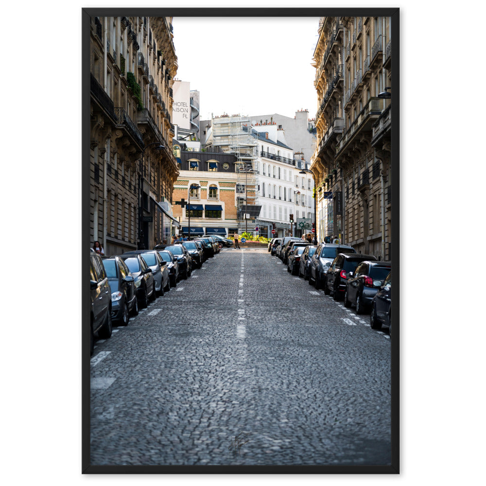 Photographie de la Rue Marietta Alboni à Paris, par Yann Peccard, illustrant une rue pavée typiquement parisienne avec des immeubles haussmanniens.