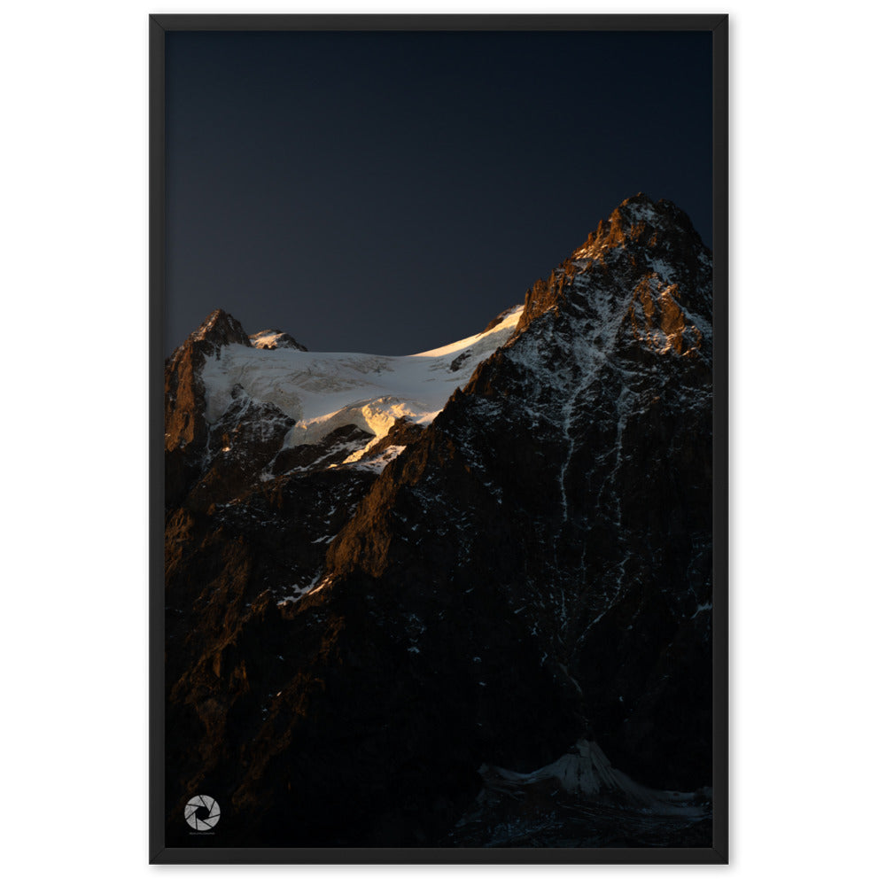 Poster encadré "Sommets Murmurants" par Brad_Explographie, montrant une scène de montagnes au crépuscule, idéal pour ceux qui apprécient la nature et les paysages alpins.