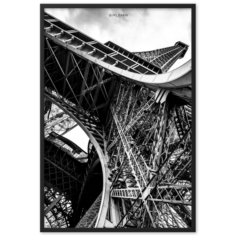 Photographie du poster "Entrejambe" de JYL.PARIS, montrant une vue ascendante et dramatique de la Tour Eiffel en noir et blanc.