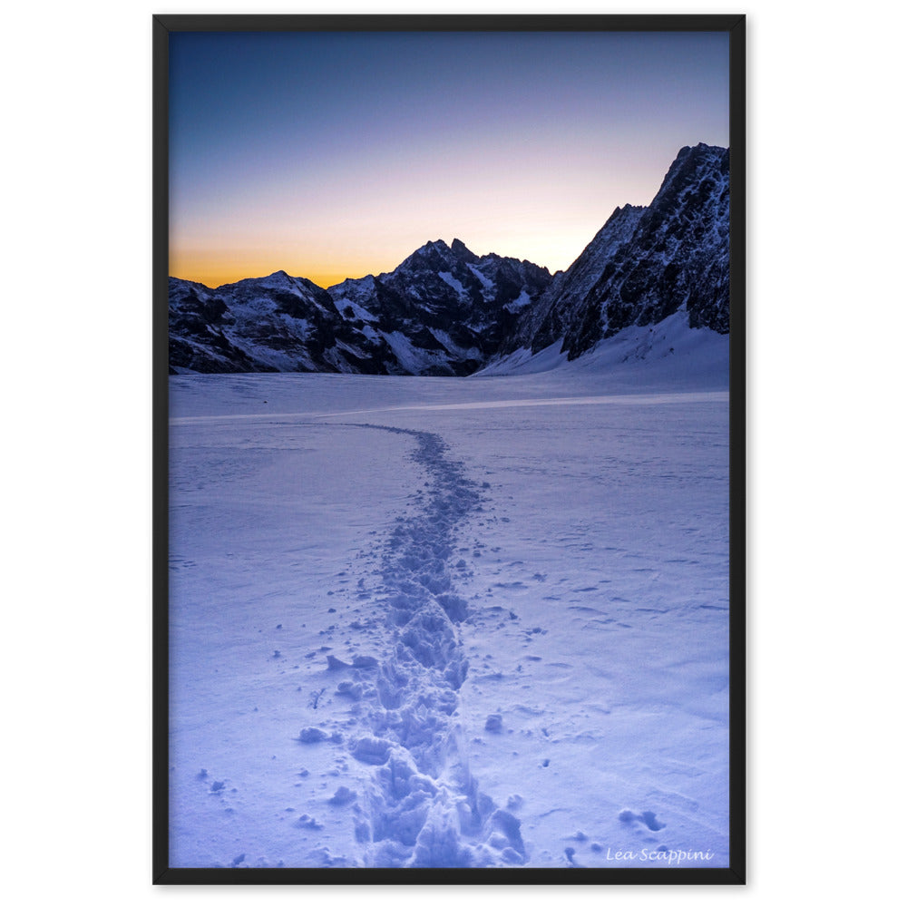 Poster "Glacier Blanc" de Léa Scappini, montrant l'aube éclairant les sommets enneigés avec une trace de pas dans la neige.