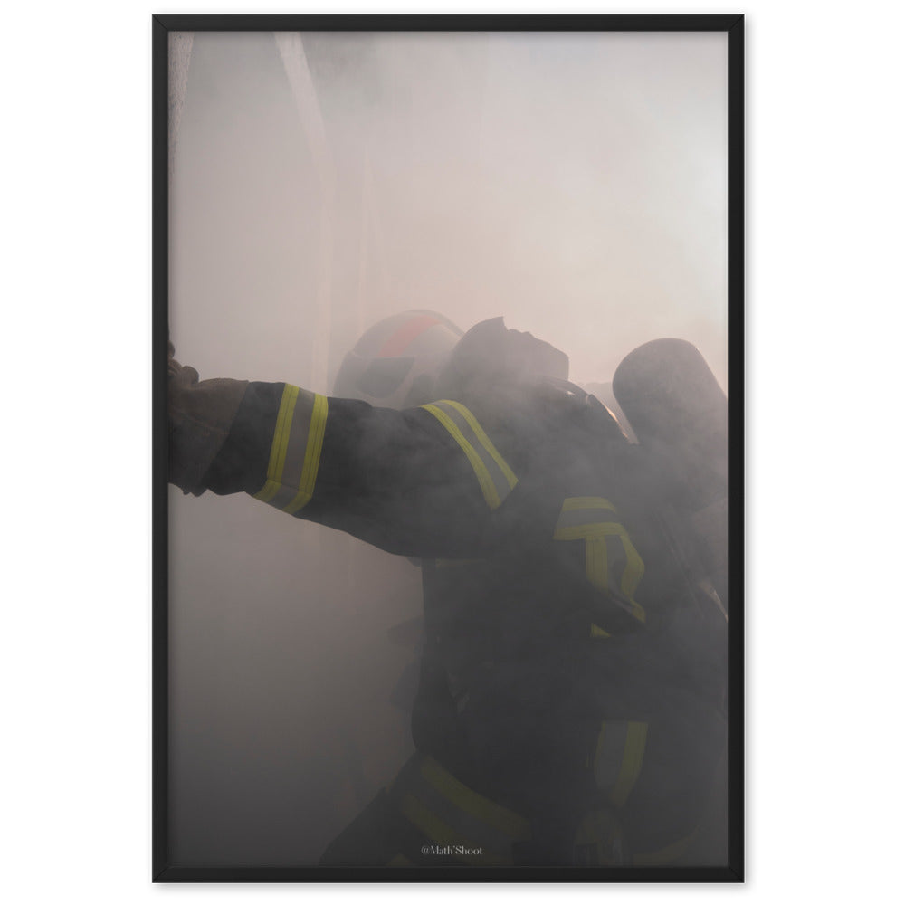 Poster "Détermination" de Math_Shoot FR, montrant un pompier dans un environnement enfumé, symbolisant le courage et l'héroïsme.