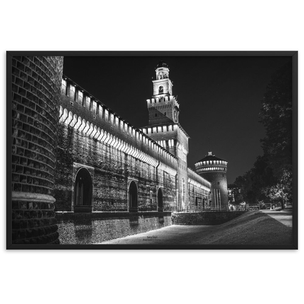 Poster "Château de Sforza NB" montrant le château historique de Milan sous un éclairage nocturne, par Audrey Gobert.