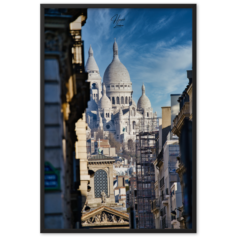 Photographie artistique du Sacré-Cœur à Montmartre, capturée par Henock Lawson, montrant la basilique emblématique surplombant Paris.