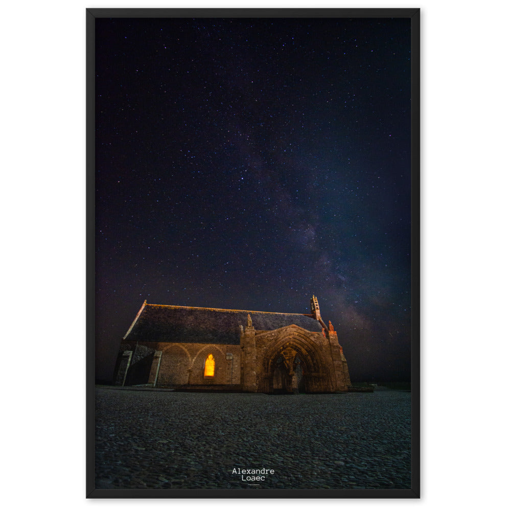 Poster captivant "Notre-Dame des Grâces sous les cieux", montrant l'ancienne église de St-Mathieu dans le Finistère, un joyau d'architecture et d'histoire.