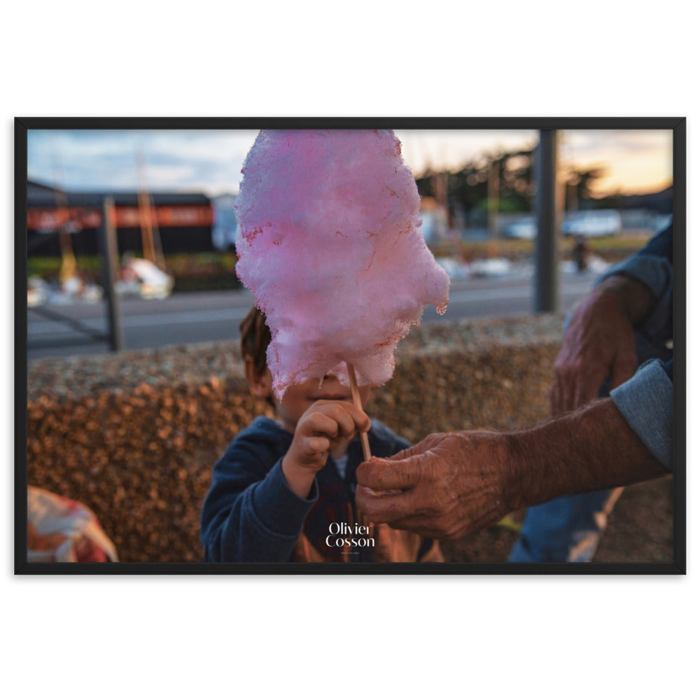 Poster artistique "Gourmandise d'Été" par Olivier Cosson, représentant une main vieillie offrant une barbe à papa à un enfant.