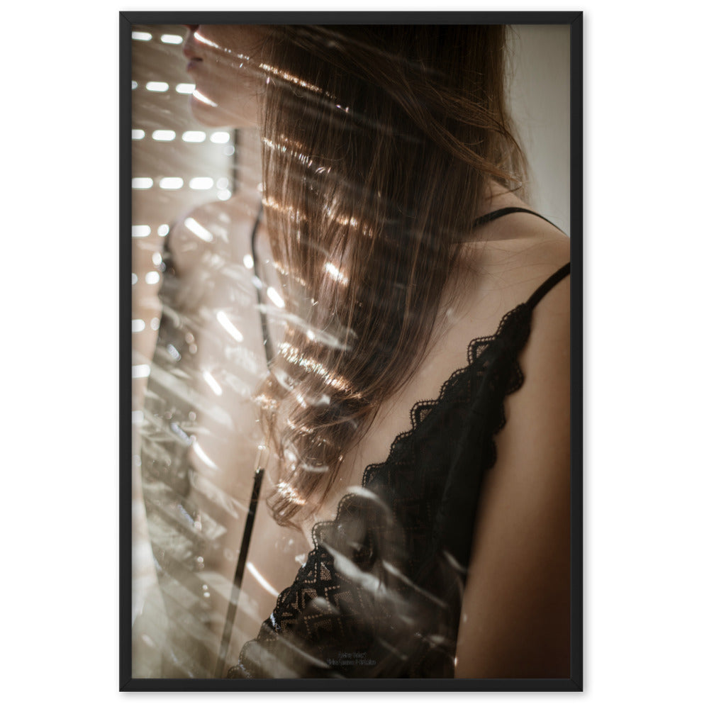 Dress yourself in light - Framed Poster 