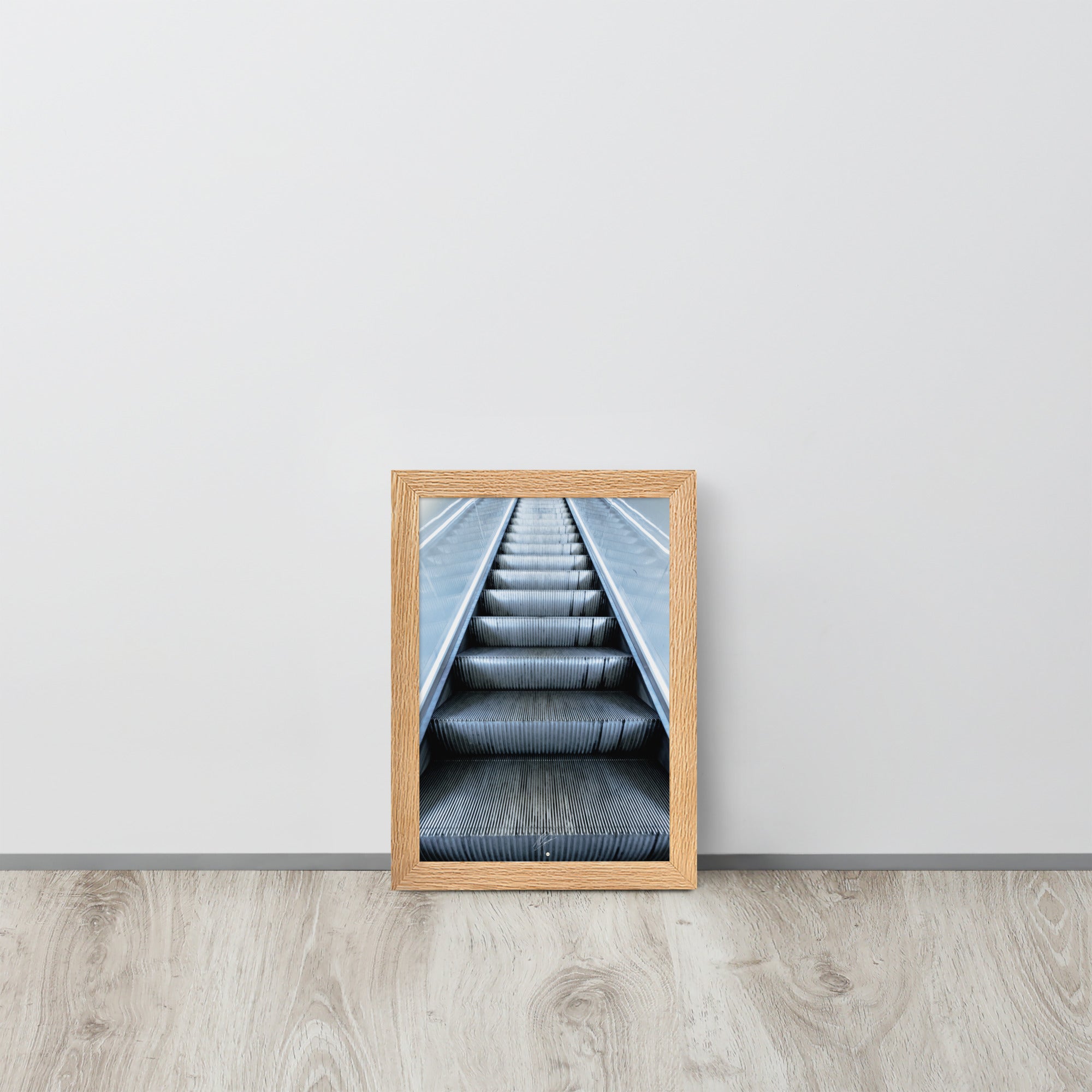 Photographie d'un escalator rétroéclairé du métro parisien, évoquant une montée vers l'infini.