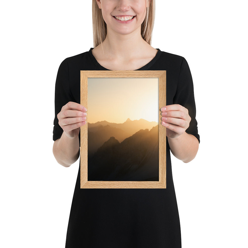 Lever du soleil illuminant des montagnes imposantes, photographié par Brad_explographie, présenté dans un cadre élégant.