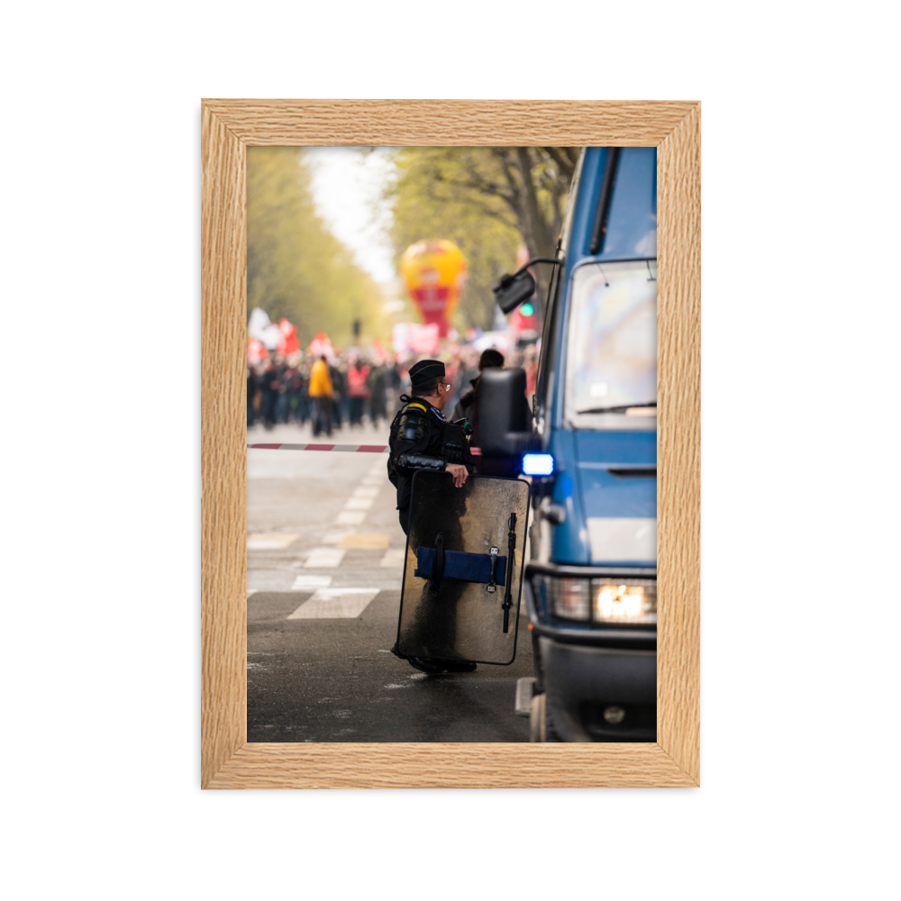 Poster mural - Gendarmerie mobile –  Photographie de rue manifestation pacifique à Paris – Poster photographie, photographie murale et des posters muraux unique au monde. La boutique de posters créée par Yann Peccard un Photographe français.