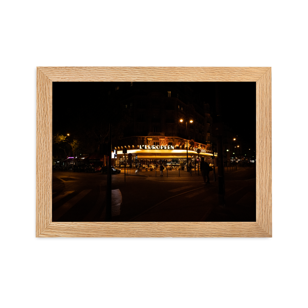 Poster mural et affiche - La terrasse du restaurant – Photographie de nuit d'une terrasse parisienne – Poster photographie, photographie murale et des posters muraux unique au monde. La boutique de posters créée par Yann Peccard un Photographe français.