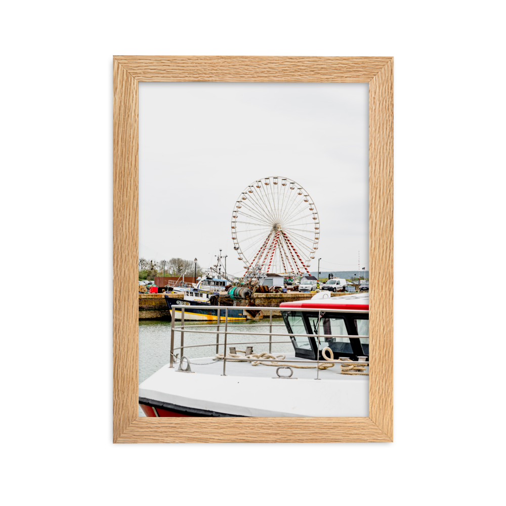 Poster de la photographie de la grande roue de Honfleur avec des bateaux en premier plan.