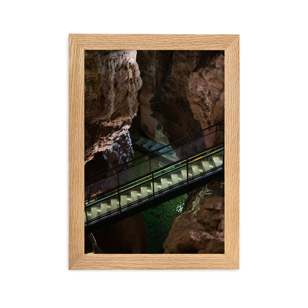Barque en métal amarrée dans une rivière souterraine pour l'exploration des grottes.