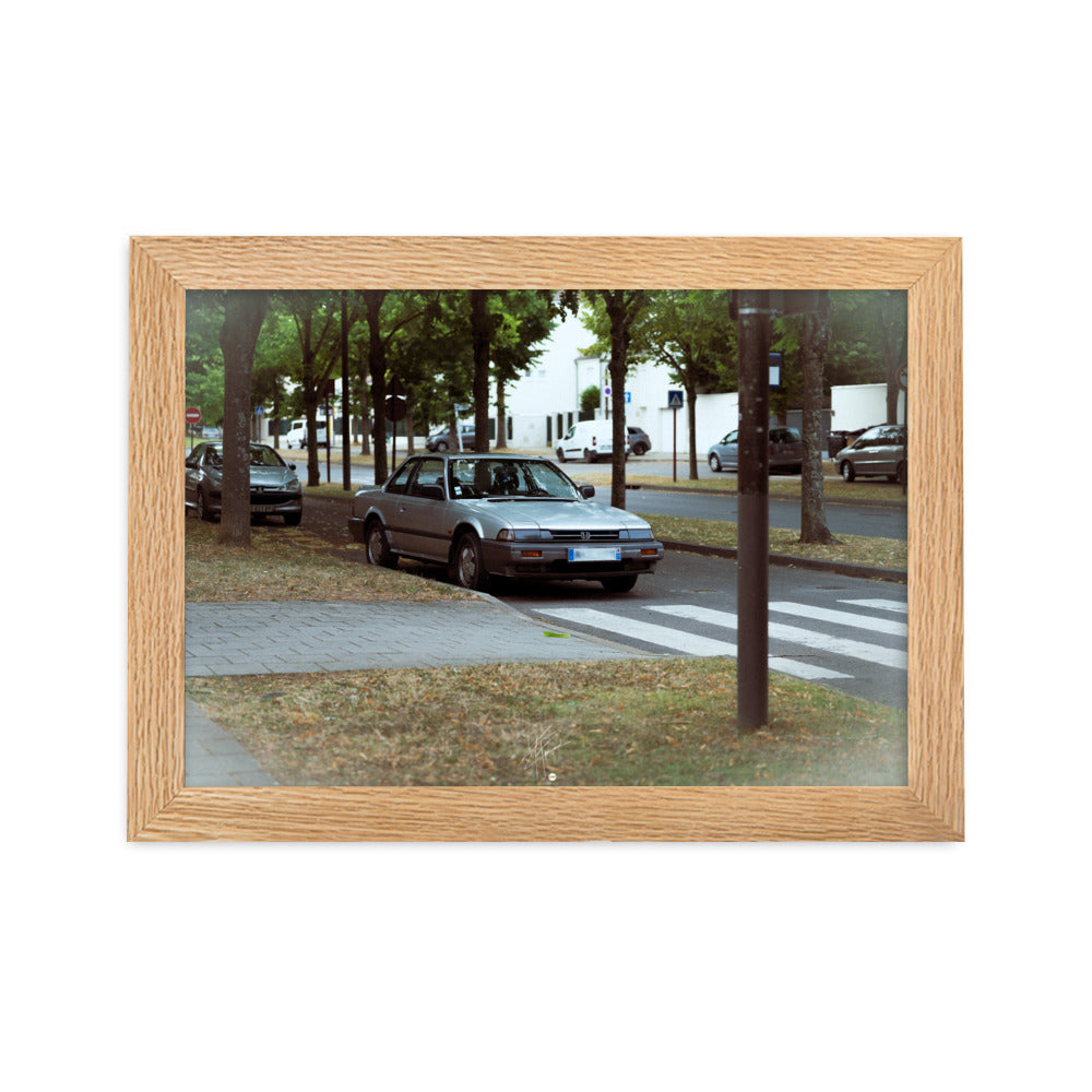 Photographie du classique automobile Honda Prelude, stationnée dans les rues du 78, dépeignant l'élégance et le charme de la période rétro de l'automobile.