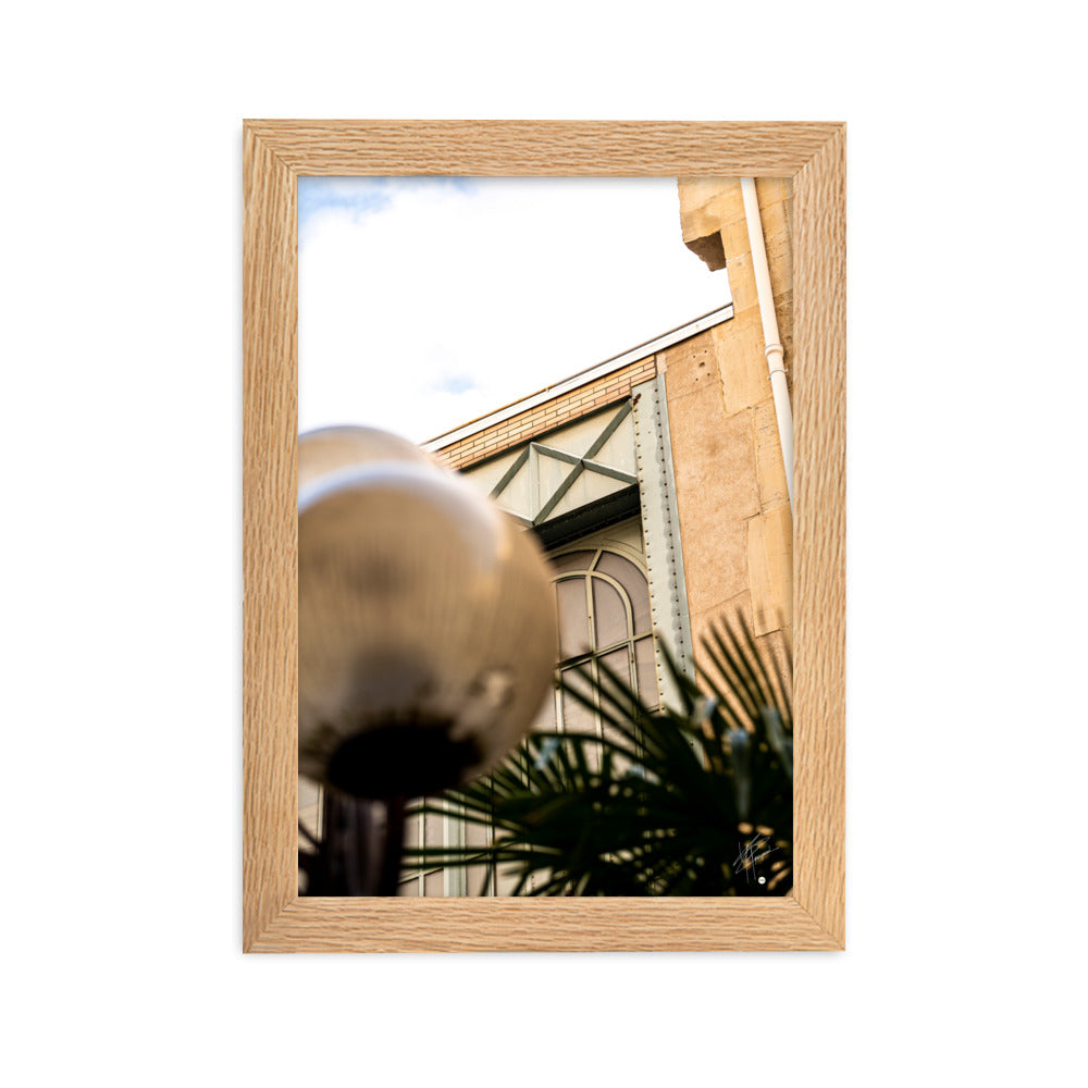 Photographie mettant en lumière l'architecture marocaine avec sa pierre jaune, une silhouette de palmier et des éléments industriels, évoquant un voyage exotique.