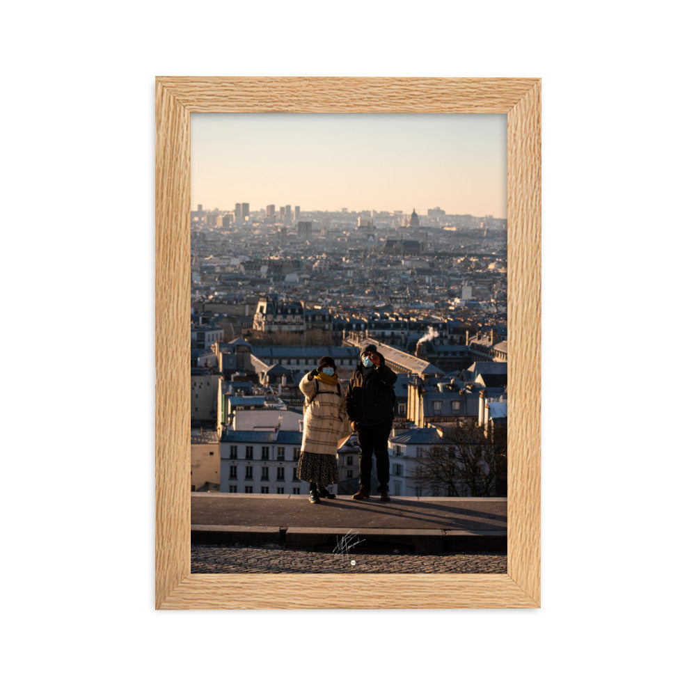 Deux touristes contemplant la basilique du Sacré-Cœur à Montmartre au lever du soleil, enveloppés dans l'atmosphère paisible de la ville éveillée.