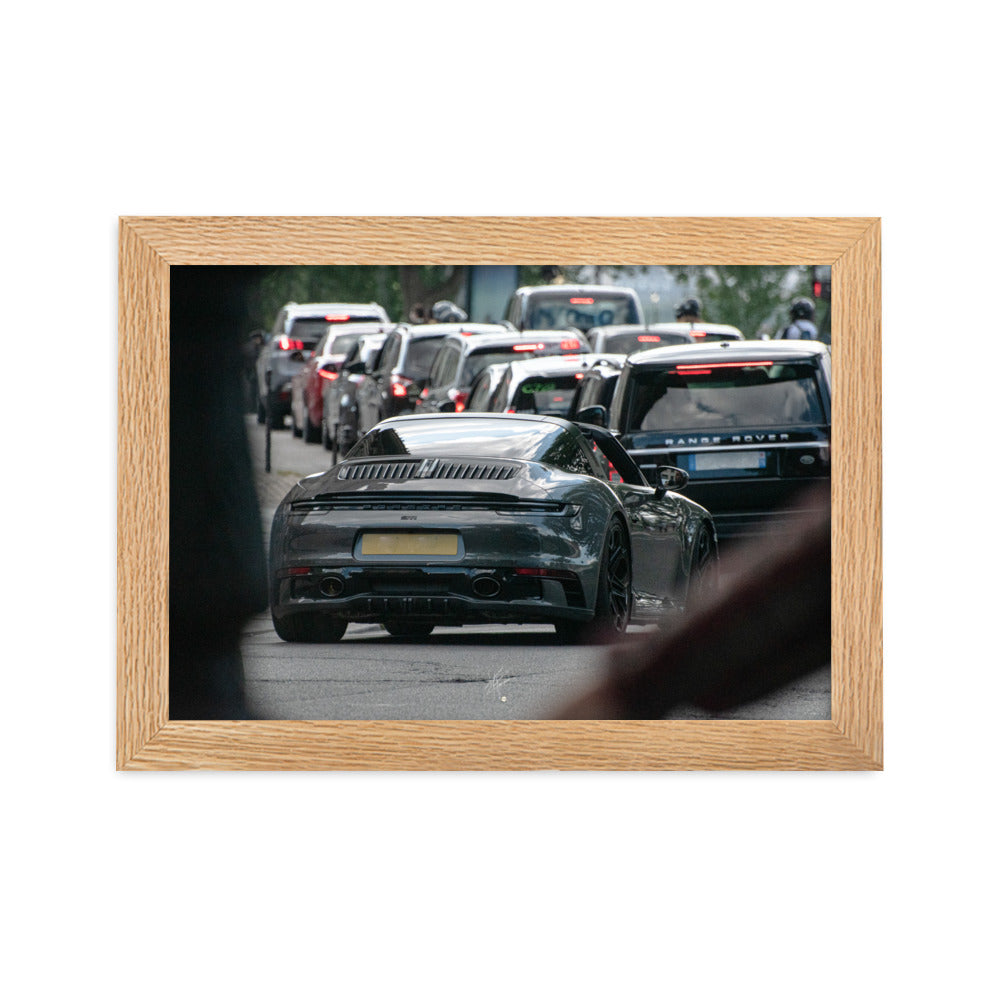 Photographie d'une Porsche 911 Targa vintage naviguant dans la circulation parisienne, suivie d'un Range Rover moderne, capturant une rencontre d'époques et de styles.