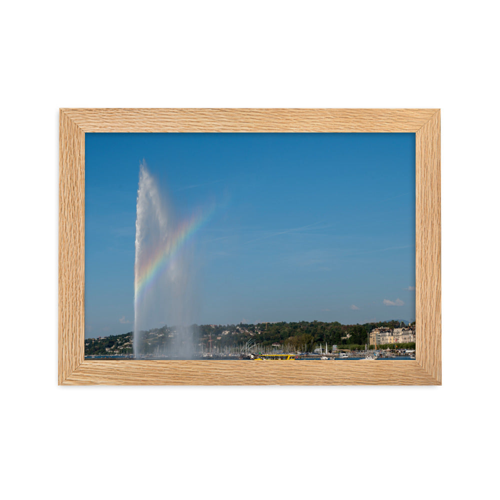 Photographie du jet d'eau de Genève avec bateaux et arc-en-ciel, encadrée en chêne massif.