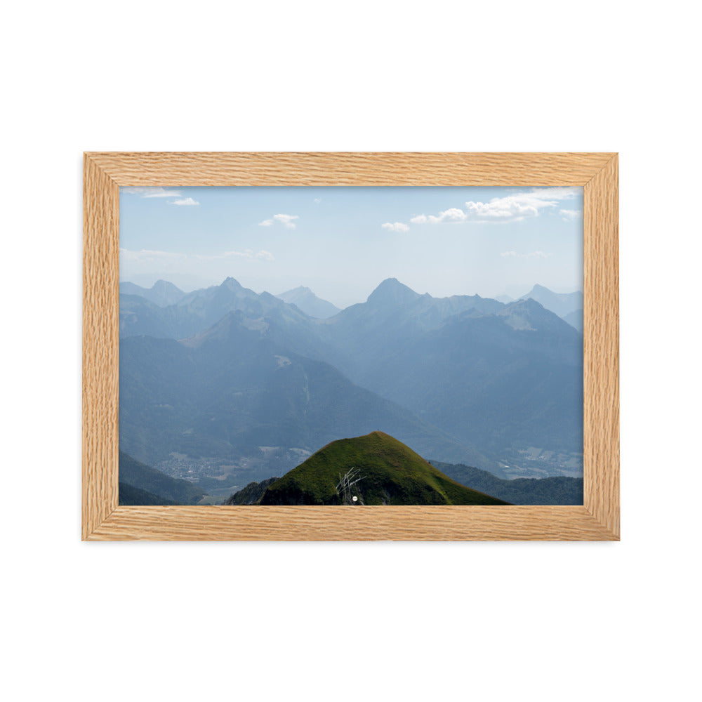 Vue panoramique depuis le sommet de La Tournette, baigné par la lumière d'une chaude journée d'été, encadrée d'un cadre en chêne massif.