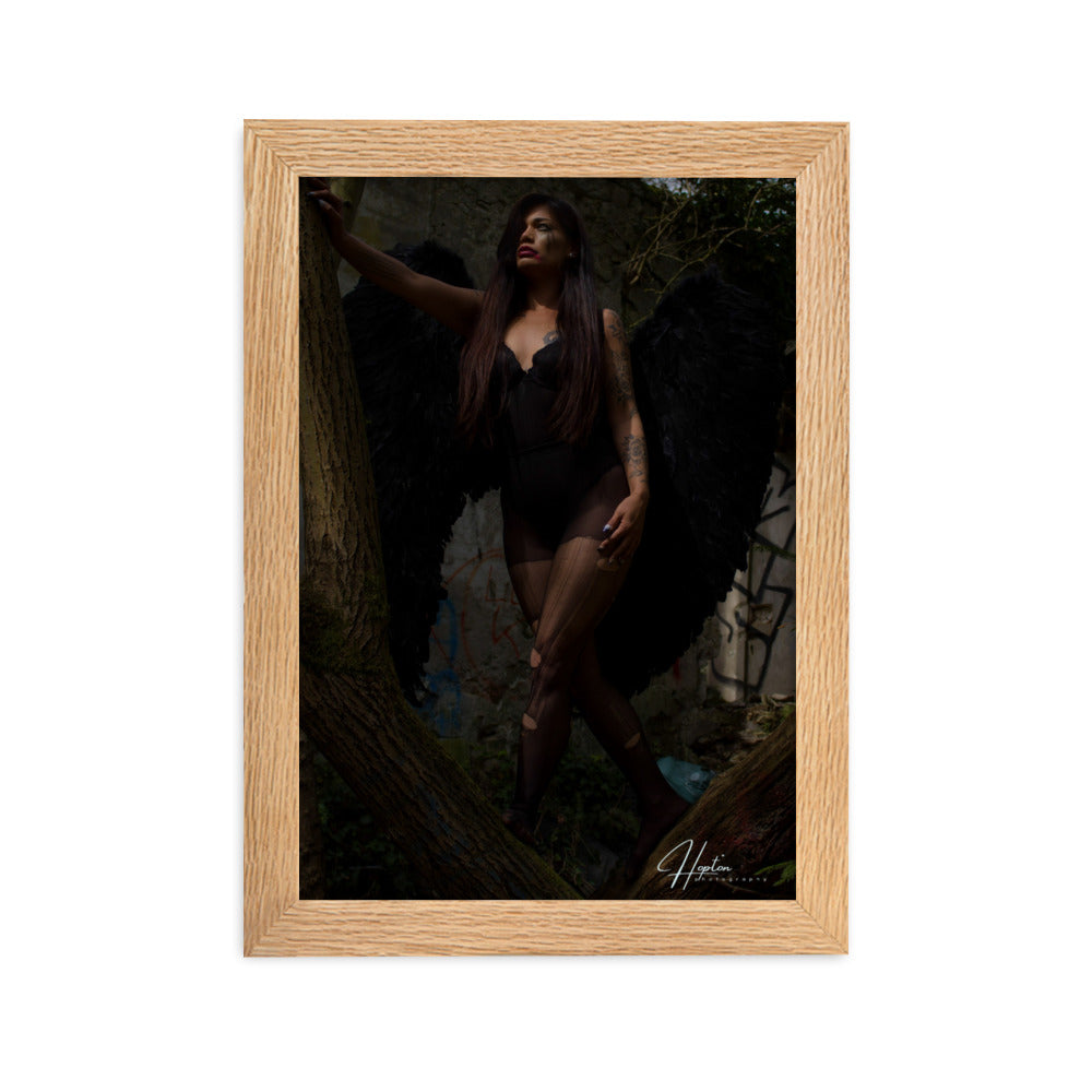 Photographie 'Ange Déchu' par John Rocha (HoptonPhotography), illustrant une figure féminine près d'un arbre dans une atmosphère sombre, symbolisant une odyssée de résilience et de renaissance.