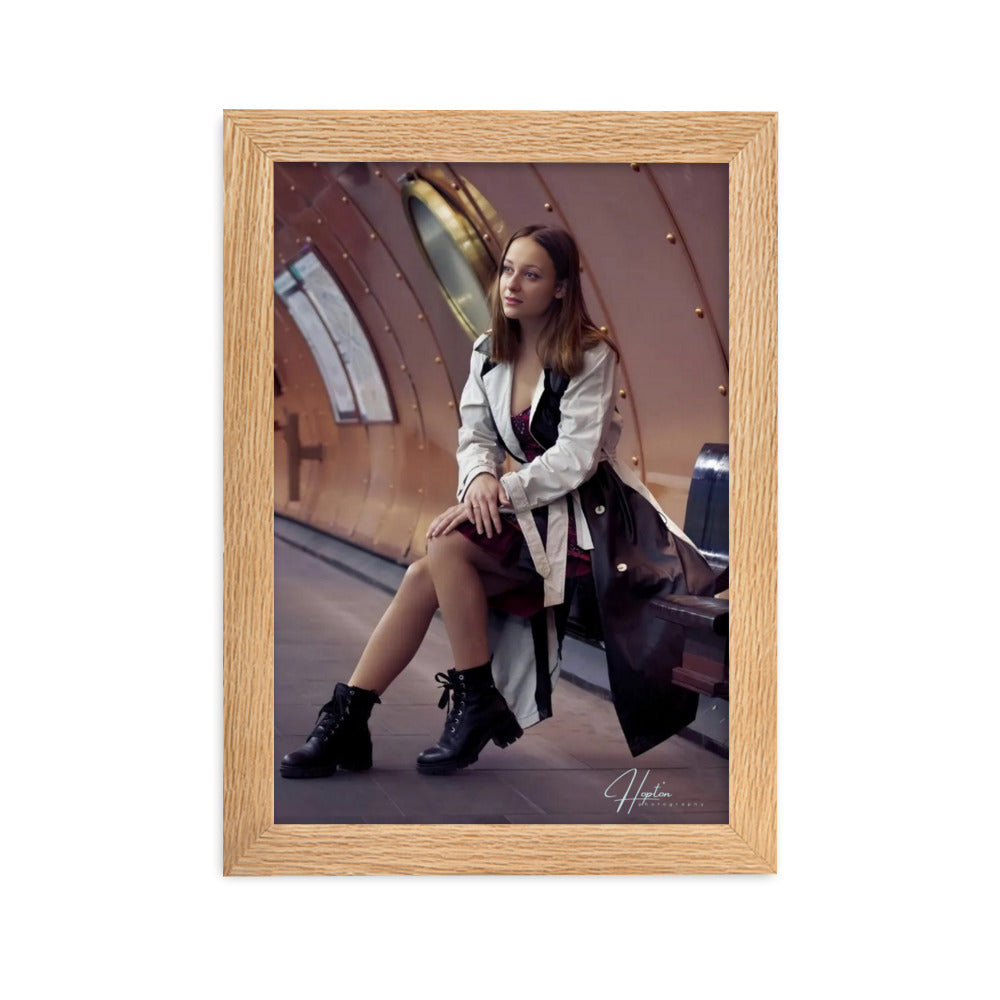 Photographie 'La Jeune Femme du Métro' par John Rocha (HoptonPhotography), montrant une jeune femme assise dans le métro parisien, incarnant la tranquillité dans l'agitation de la vie urbaine.