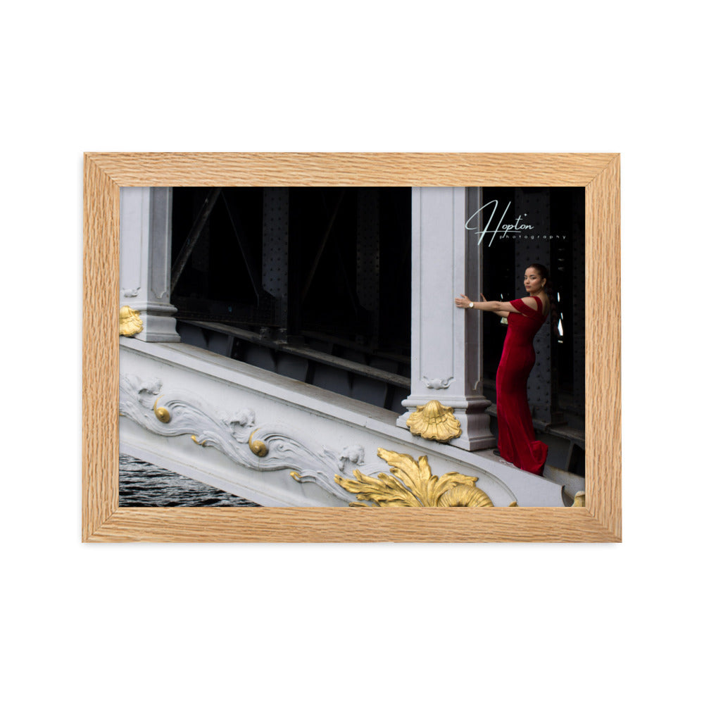 Photographie 'Audace' par John Rocha (HoptonPhotography), représentant Aurélie en robe rouge sur un pont parisien, symbolisant l'équilibre entre la rébellion et l'élégance.