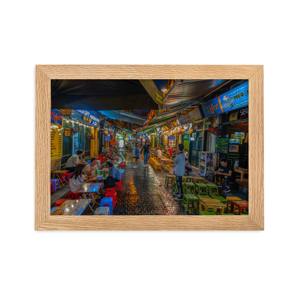 Poster 'Hanoï Nightstreet Market' offrant un aperçu des ruelles colorées et animées des marchés nocturnes de Hanoï, capturées avec maestria par le photographe Victor Marre, apportant une bouffée de la vie urbaine vibrante vietnamienne à votre espace de vie.