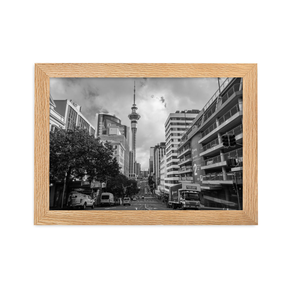 Photographie noir et blanc 'Auckland' par Charles Coley, dépeignant une rue d’Auckland dans une scène quotidienne, mélangeant architecture et éléments urbains pour une œuvre à la fois dynamique et intemporelle.