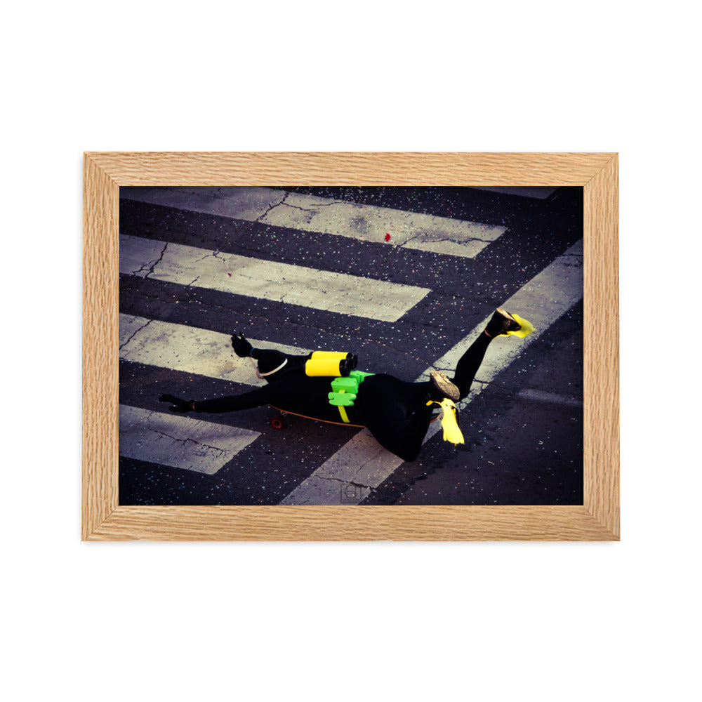 Photographie humoristique d'un homme déguisé en plongeur avec des bouteilles d'oxygène jaunes, roulant sur un skateboard dans les rues de Paris, œuvre de Hadrien Geraci.