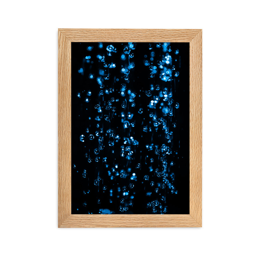 Photographie "L'eau" par Hadrien Geraci, gouttes d'eau bleues sur fond noir