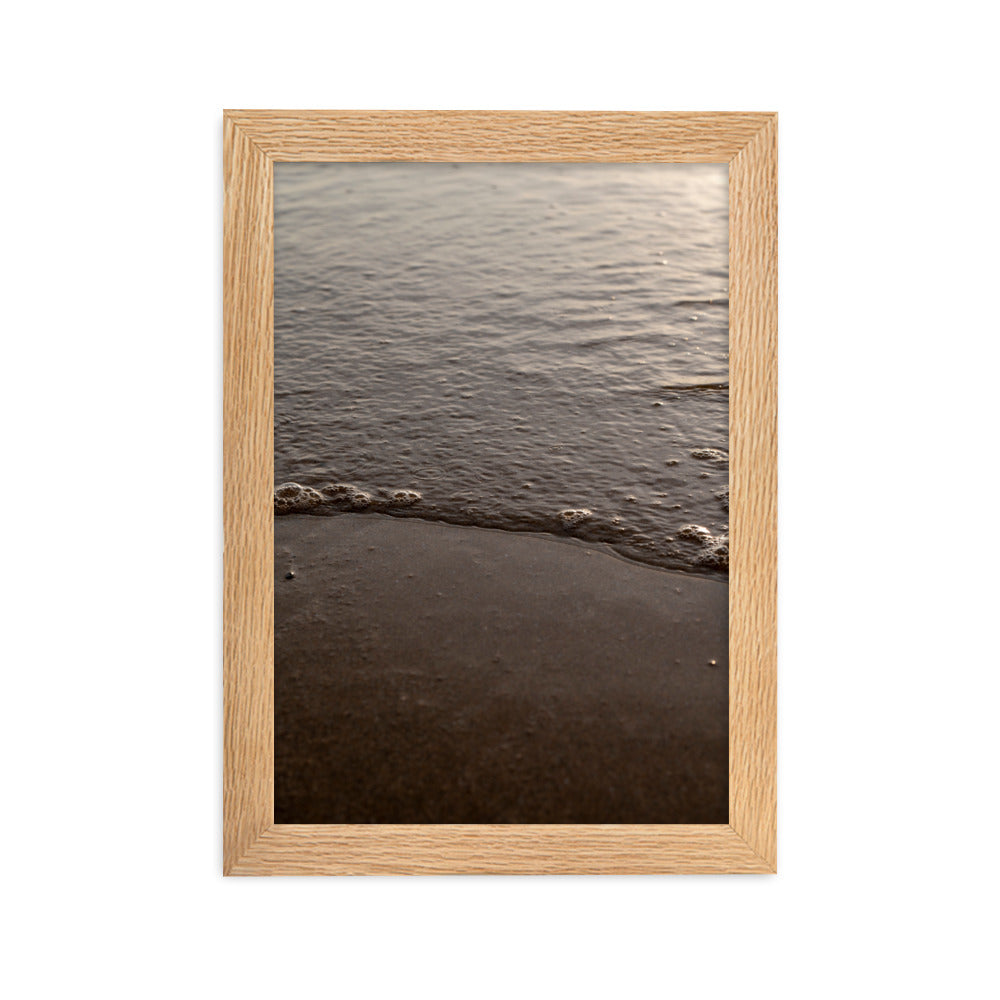 Photographie 'Dorure Sableuse' par Yann Peccard, illustrant un paysage côtier avec des vagues douces sur le sable, encadrée pour une exposition artistique chez vous.