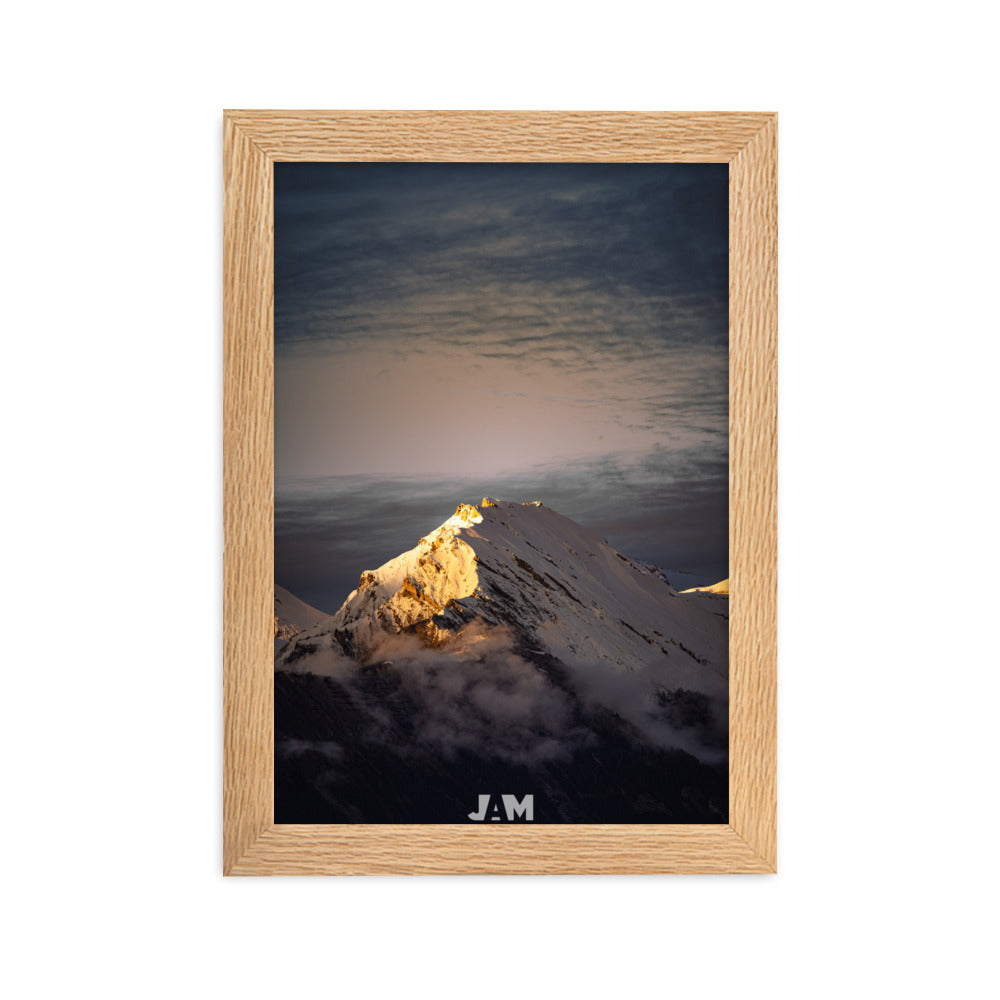 Photographie artistique 'Sommet Enneigé et Nuages' par Julien Arnold Movie, capturant la rencontre majestueuse entre montagnes enneigées et nuages, encadrée pour une élégance intemporelle.